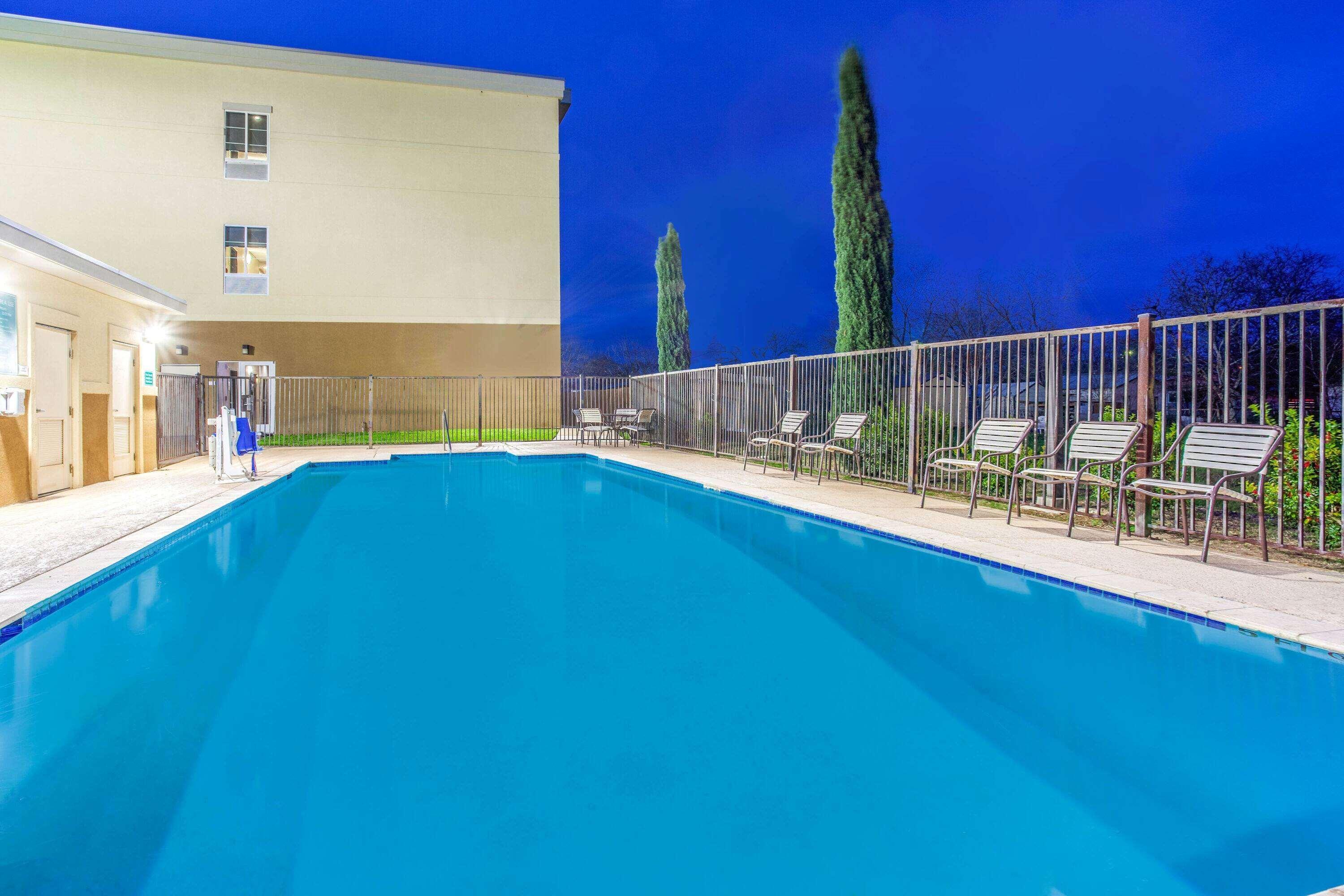 La Quinta By Wyndham Gonzales Tx Hotel Exterior foto
